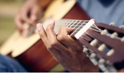 Violao tocando musica para todos