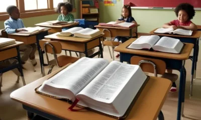 Biblias nas bancadas de uma sala de aula foto canva ia