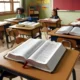 Biblias nas bancadas de uma sala de aula foto canva ia