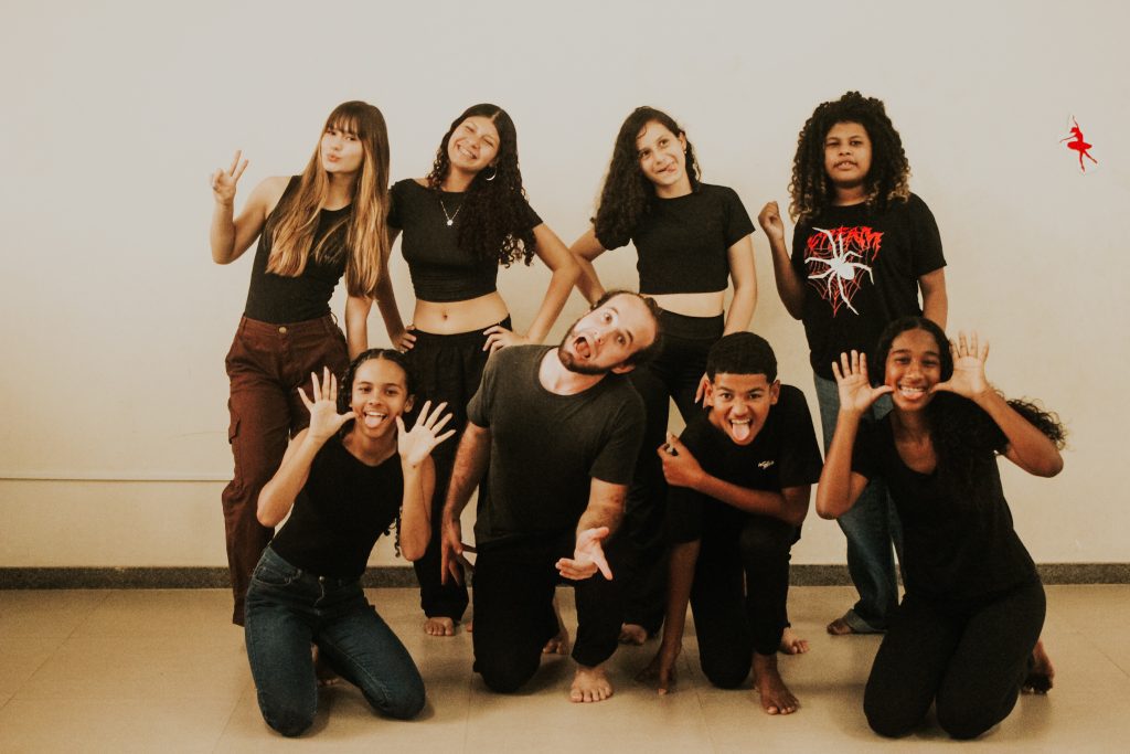 Transvê Poesias estreia “A Velha Sem Gogó” no Teatro Nice Avanza, com jovens do Rio Quartel