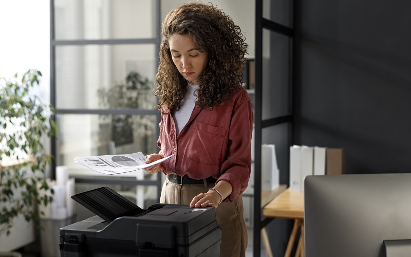 Empresa contrata Assistente adminitrativo para show room