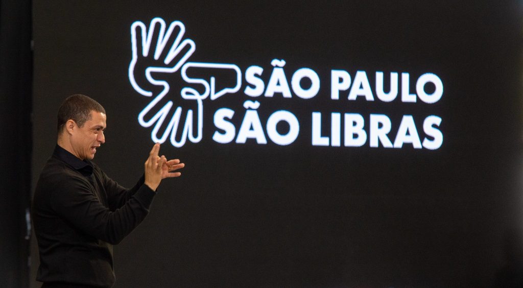 SP São Libras: utilização do serviço cresce 21% em 2025 com quase 10 mil atendimentos