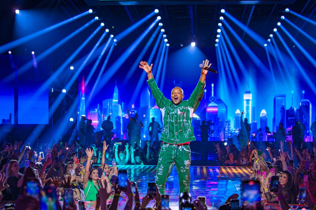 Thiaguinho recebe Nattan e Yan no 'Pé na Areia' em Guarapari