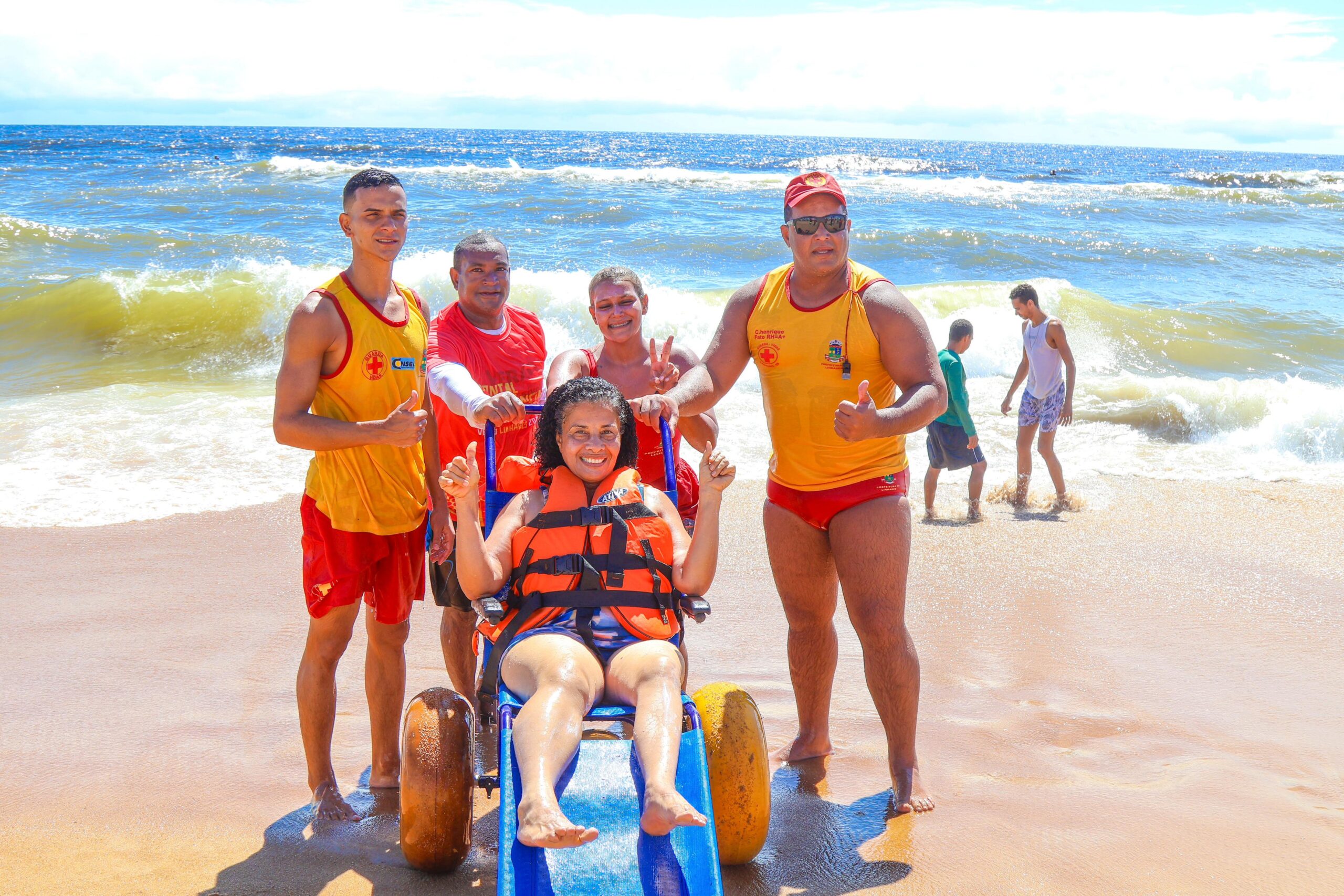 Verão 2026: pessoas com deficiência e idosas com mobilidade reduzida poderão curtir banho de mar em Pontal do Ipiranga