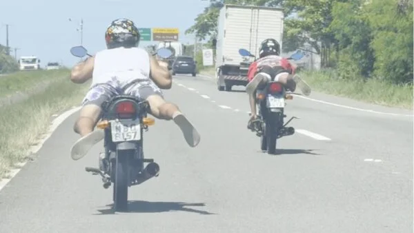 Motociclistas são flagrados fazendo manobra ‘Superman’ em rodovia