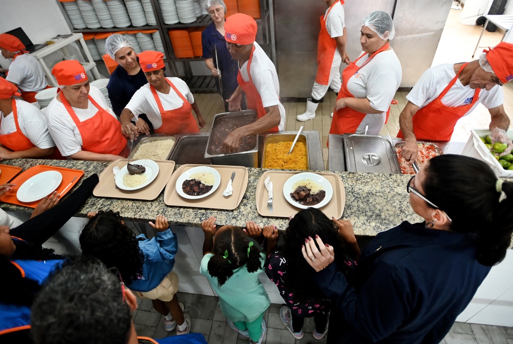 Crianças de centro de acolhimento visitam o restaurante Bom Prato em Campinas