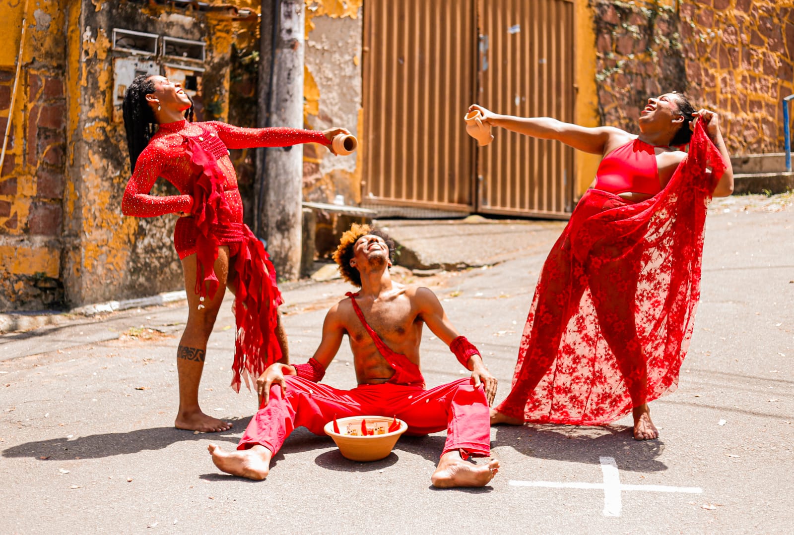 Descalços Cia de Artes faz apresentação gratuita no Carlos Gomes