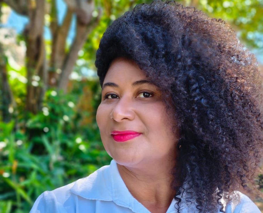 Escritora Noélia Miranda debate literatura antirracista no podcast Elas EScrevem