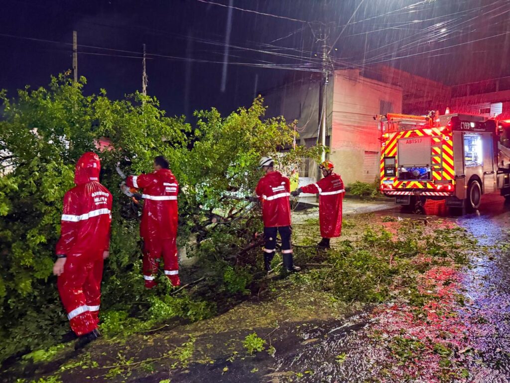 Linhares foi a cidade onde mais choveu em 24 horas no ES e equipes atuam desde a madrugada