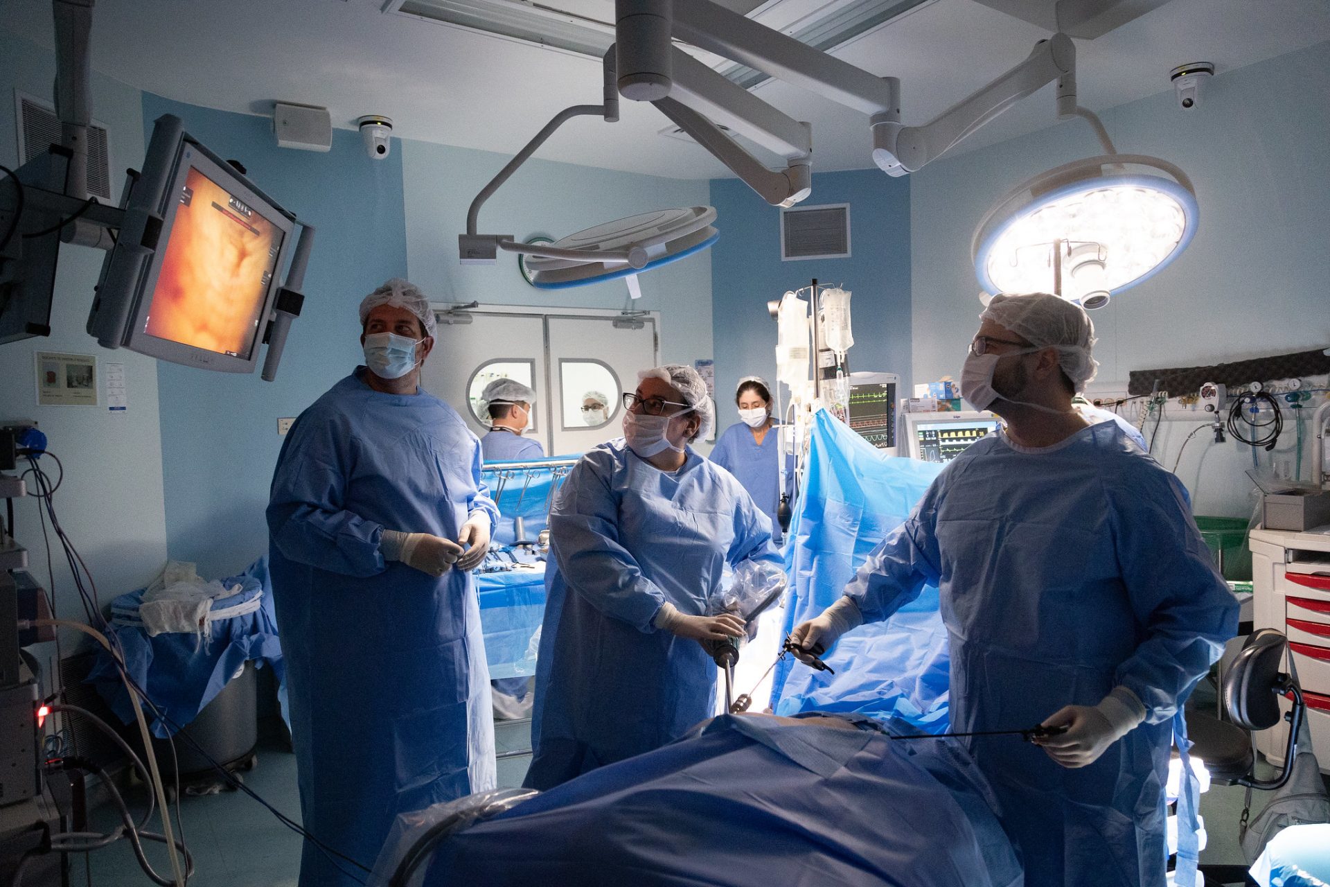 Pesquisa mostra que combinação de luz e corantes com antibióticos potencializa combate a superbactérias hospitalares