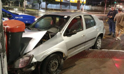 Motorista embriagado é detido pela Guarda de Vitória após bater com carro em poste