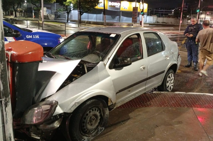 Motorista embriagado é detido pela Guarda de Vitória após bater com carro em poste