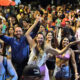 Carnaval em Vitória tem trio elétrico lotado e Sambão do Povo em festa