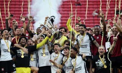 Corinthians vence Flamengo e é bicampeão da Supercopa Rei