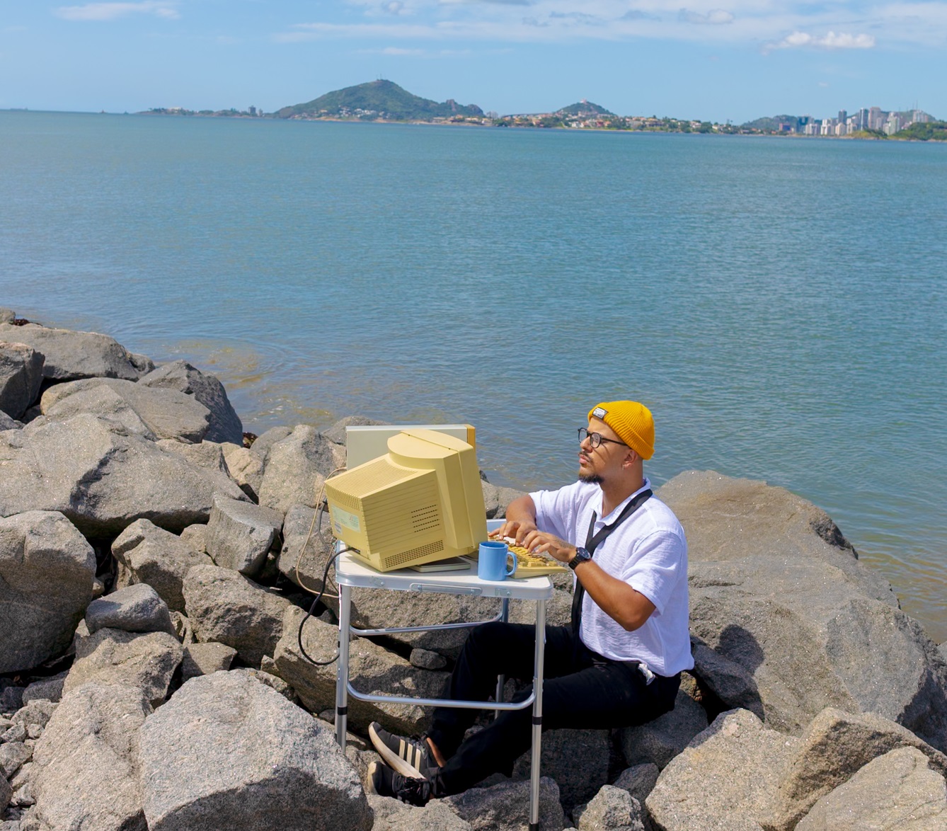 Entre o azul das telas e as cores de Vitória: Nobat apresenta “TELAVIVA”