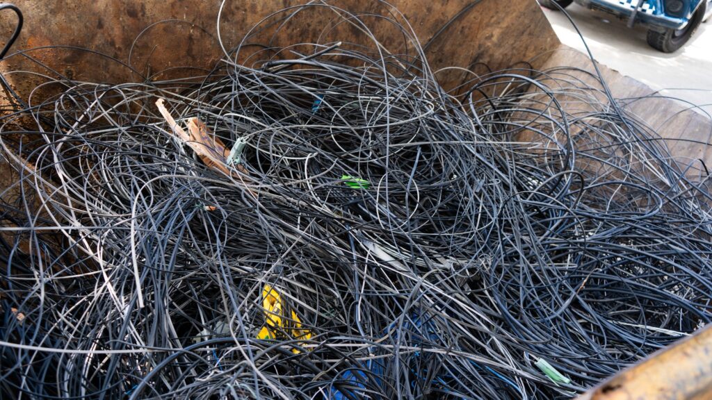 Força-tarefa retira cerca de 2,5 toneladas de fios e resíduos em desuso e põe fim à poluição visual em Linhares