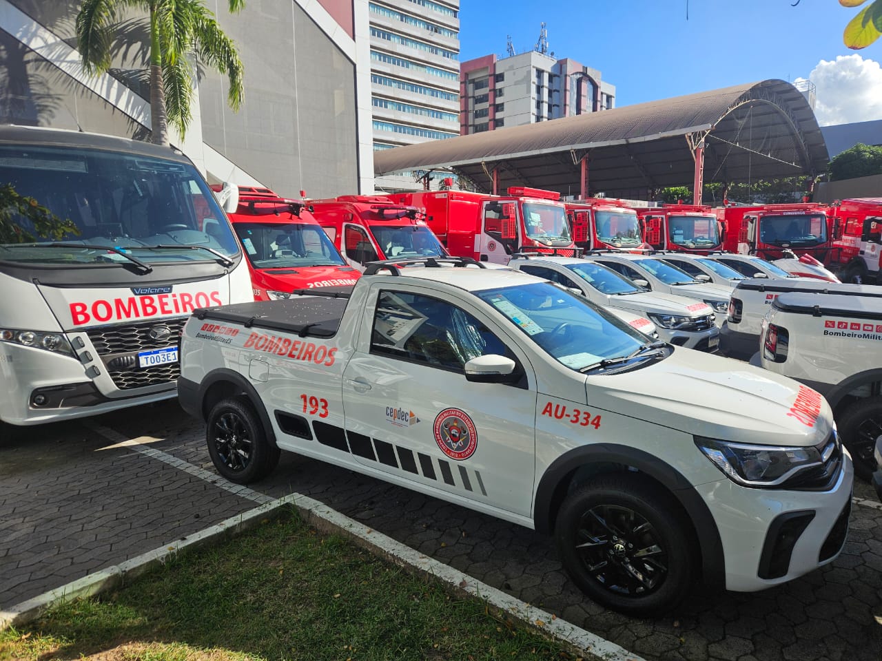 Governo do Estado entrega viaturas e equipamentos para Corpo de Bombeiros e Polícia Científica