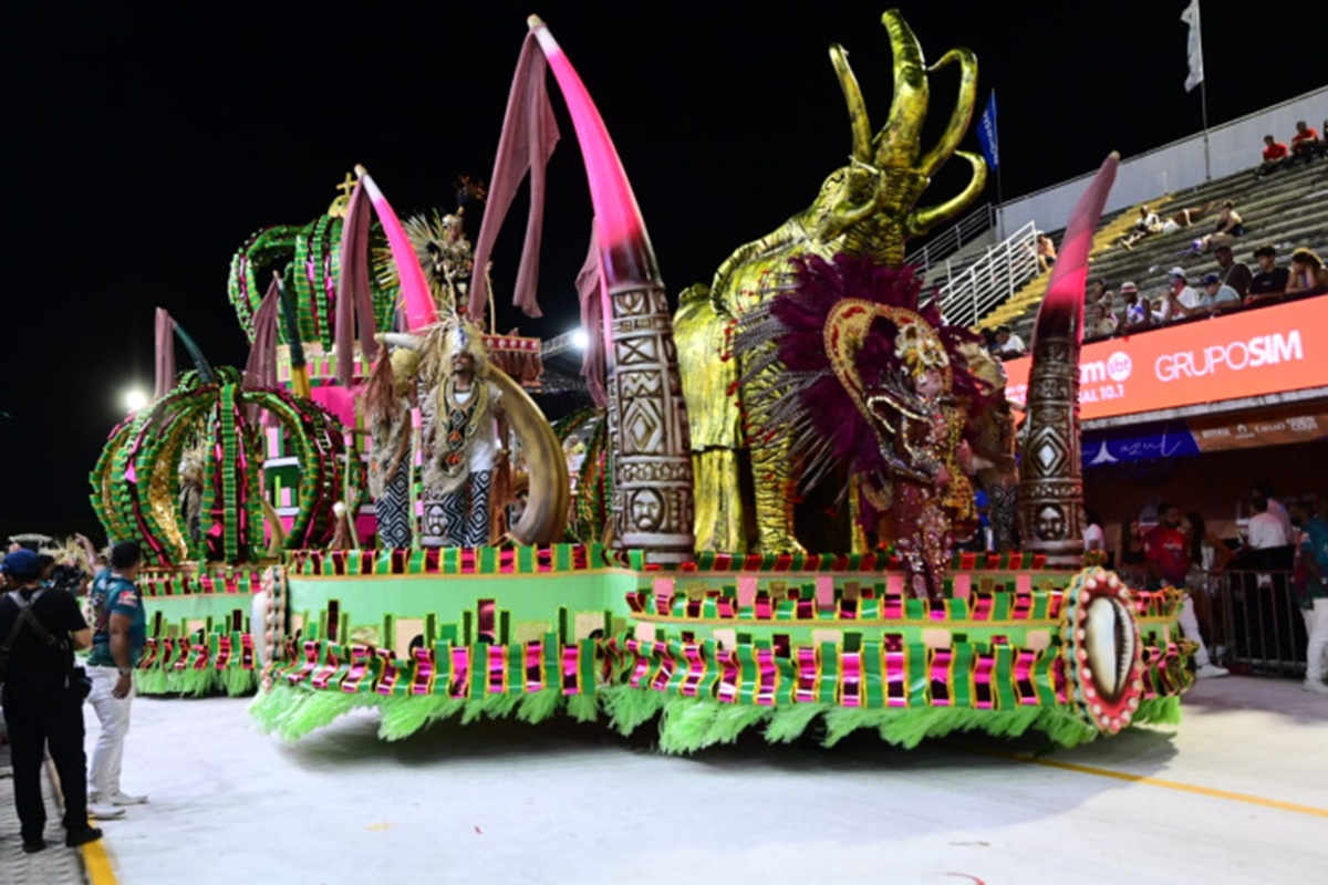 Imperatriz do Forte encerra a sexta-feira de desfiles com celebração da cultura negra