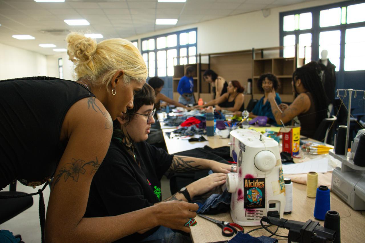 Moda sustentável, rework e figurinos autorais com foco em processos manuais