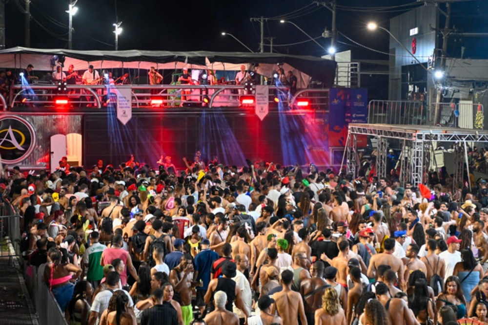 Multidão percorre Circuito da Folia e Sambão do Povo estreia noite de shows