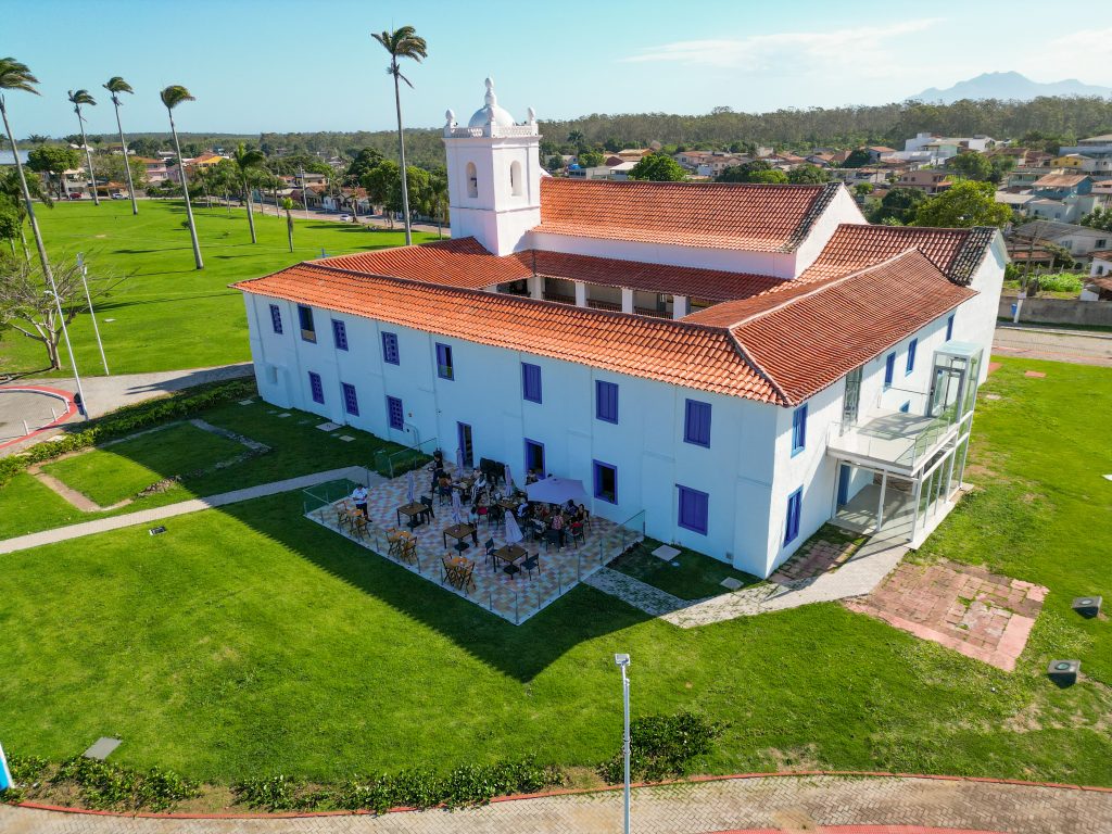 “Para nadar é preciso vencer o mar” chega ao complexo jesuítico de Reis Magos