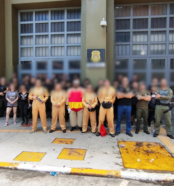 Policiais fantasiados de Caça Fantasmas prendem 2 com celulares furtados em megabloco na Consolação