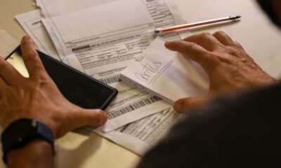 Salário mínimo de R$ 1.621 começa a ser pago nesta segunda