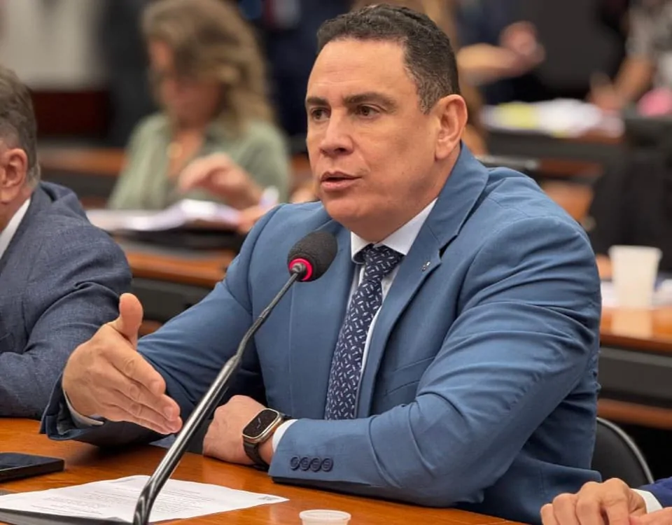 Deputado capixaba propõe internação de adolescentes por atos de violência extrema contra animais